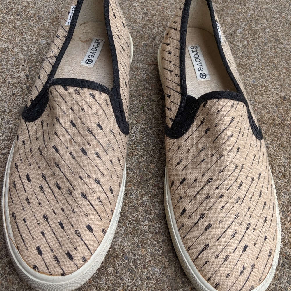Women's Groove Canvas Slip On Sneakers 8M